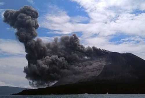 Gunung Anak Krakatau dan Merapi ‘Batuk’: Raungan Alam Jumat Malam