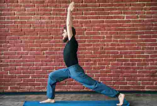 Ini Gerakan Yoga untuk Pria yang Bisa Kamu Lakukan di Rumah 02 - Finansialku