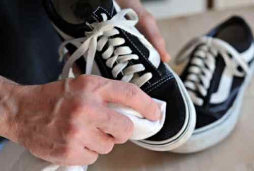 Cara Mencuci Sepatu Untuk Mengembalikan Warna Sepatu yang Pudar