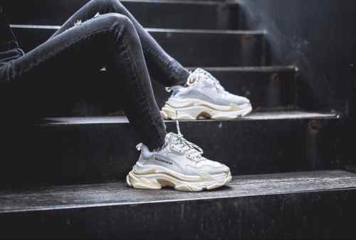 Tips Tampil Keren dengan Mengenakan Sepatu Sneakers