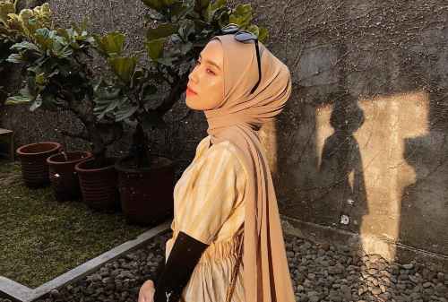 Jajal 10+ Style Hijab Pashmina Simple yang Cocok Bagi Mahasiswa & Karyawan 04 - Tucked - Finansialku