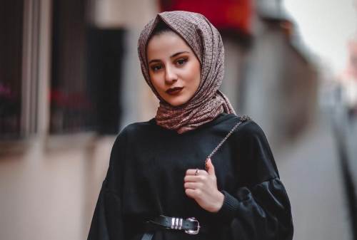 Jajal 10+ Style Hijab Pashmina Simple yang Cocok Bagi Mahasiswa & Karyawan 06 - Turki - Finansialku