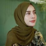 14 Style Hijab Pashmina Simpel Buat Mahasiswa & Karyawan