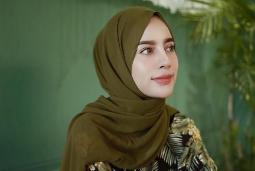 14 Style Hijab Pashmina Simpel Buat Mahasiswa & Karyawan