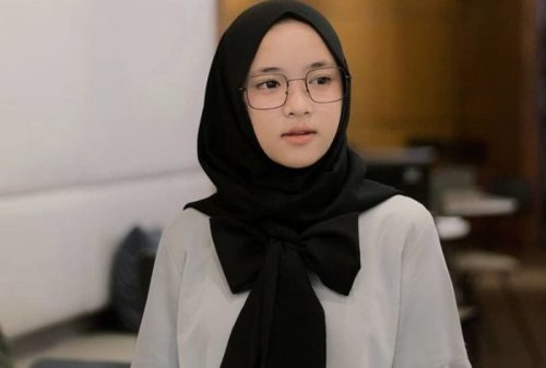 Jajal 10+ Style Hijab Pashmina Simple yang Cocok Bagi Mahasiswa & Karyawan 08 - Pita - Finansialku