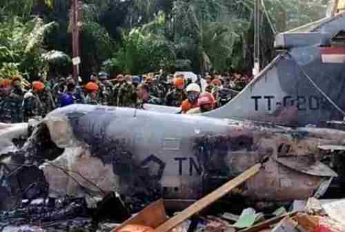 Meledak Di Udara, Sebuah Pesawat Jatuh Menimpa Rumah Warga