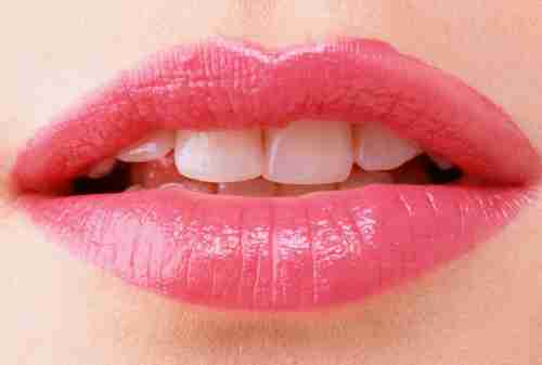 3+ Cara Efektif dan Murah Memerahkan Bibir yang Hitam