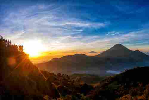 Romantisnya Gunung Prau, Sudah Tahu Aturan Mendakinya?