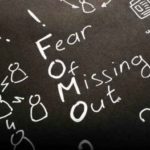 FOMO (Fear of Missing Out), Umur 25 Tahun Sudah Punya Apa Saja? – Perencana Keuangan Pertama Yang Tercatat OJK