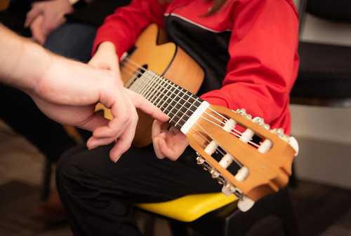 Belajar Main Gitar Sendiri_ Bisa Kok, Ini Tips-nya - 02 - Finansialku