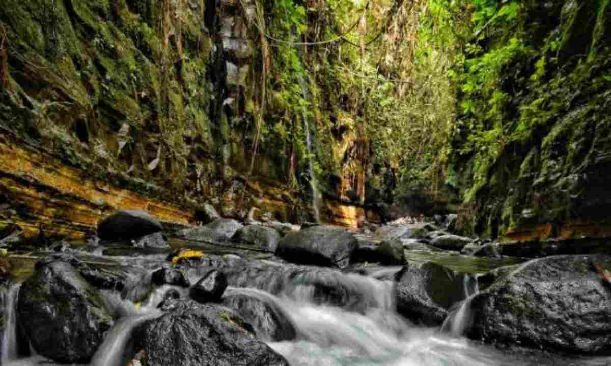 Uji Adrenalinmu Dengan Mengunjungi Wisata Alam Batu Canggah Madura