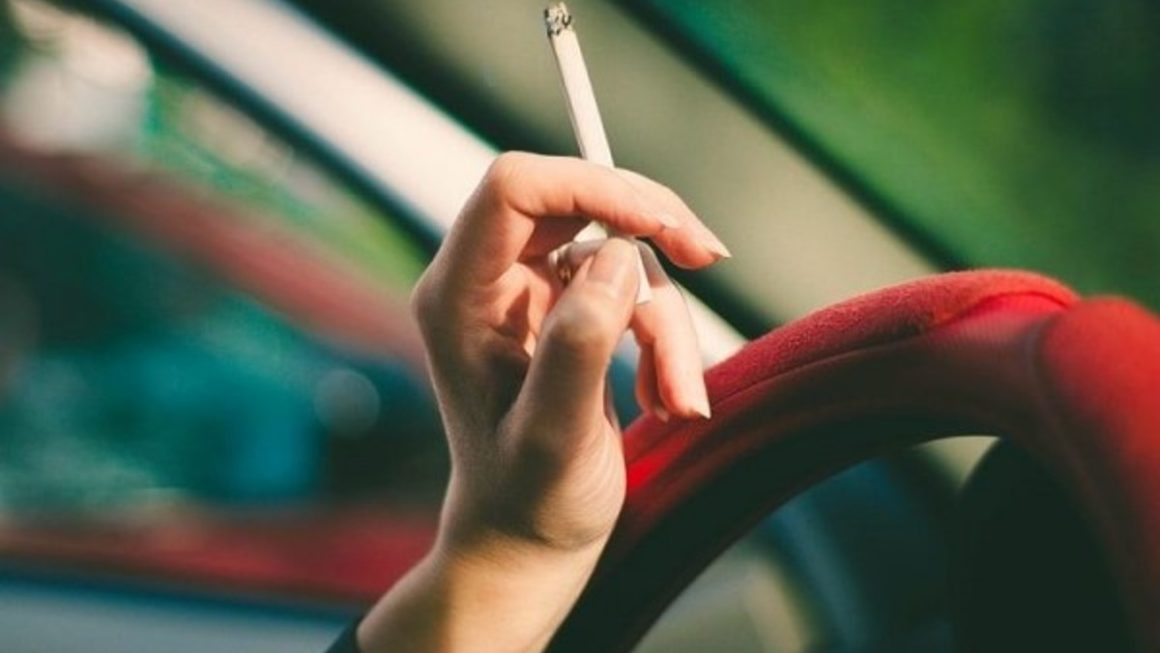 Kenali 3 Alasan Mengapa Merokok di Dalam Mobil Berbahaya